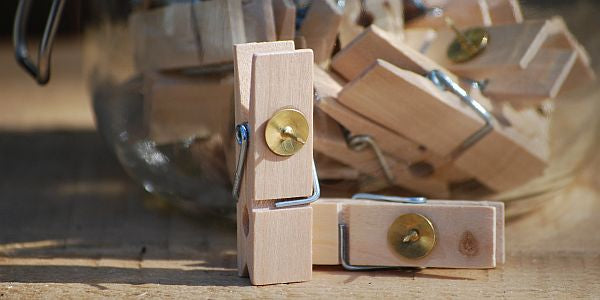 Punaise knijpers van hout | Knijpertjes.nl