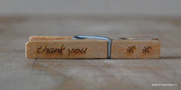 Houten wasknijpers met tekst gravure | Dining Deco