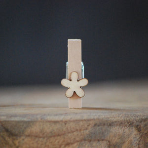 Houten mini knijper met houten bloem