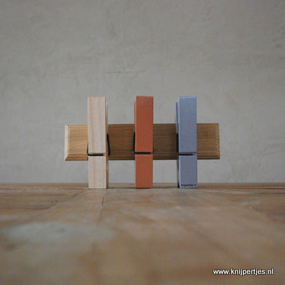 Houten kapstok van wasknijpers