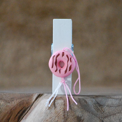 Grote wasknijper met donut decoratie